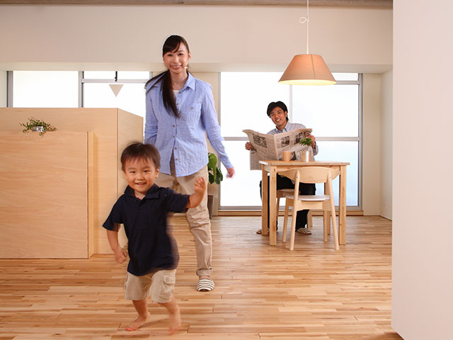 床暖房を利用し快適にお住まい頂いている家族のイメージ画像です。